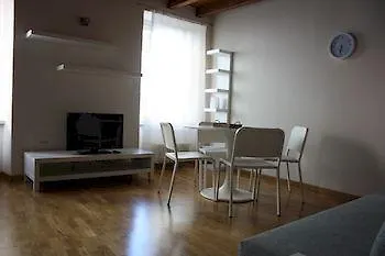 Apartamento And *